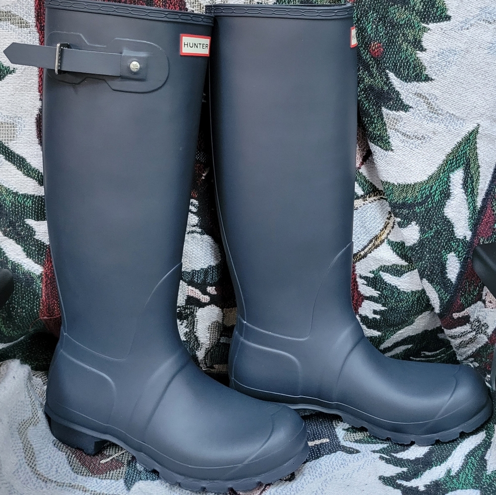 Women's Hunter boots, size 9, navy blue